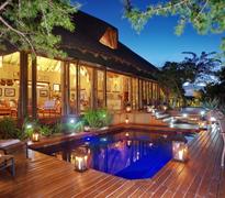 Bayethe Lodge Lounge & Deck area